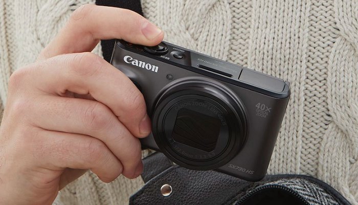 Trọng lượng máy ảnh Canon nhẹ giúp người dùng dễ dàng cầm nắm sử dụng