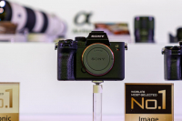 Cận cảnh Sony A7R IV: Đầm tay, nhanh và mạnh hơn