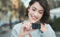 Sony Cyber-shot DSC-RX0 II được giới thiệu với màn hình lật 180° và quay video 4K