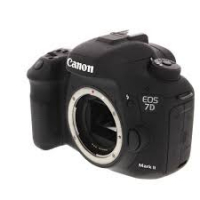 Trên tay máy ảnh Canon EOS 7D Mark II