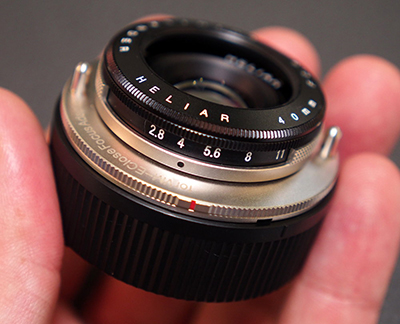 Ống k&iacute;nh Voigtlander nhỏ gọn trong l&ograve;ng b&aacute;n tay