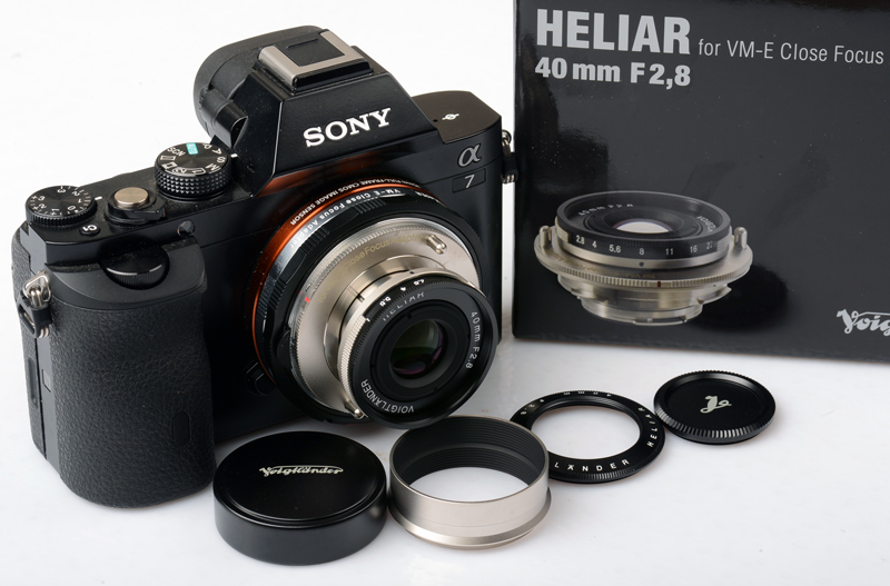 Ống k&iacute;nh Voigtlander 40mm F2.8 gắn tr&ecirc;n Sony A7