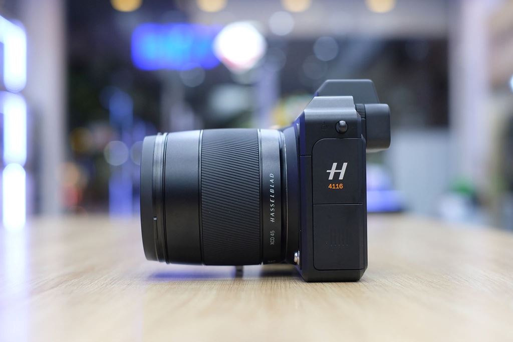 Cận cảnh Hasselblad X1D Limited: màu đen, giá 269 triệu đồng ảnh 7