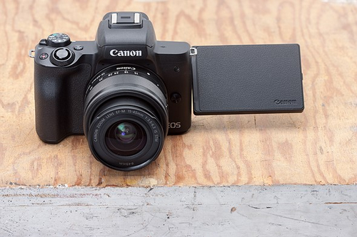 EOS M50 có kiểu dáng nhỏ gọn.