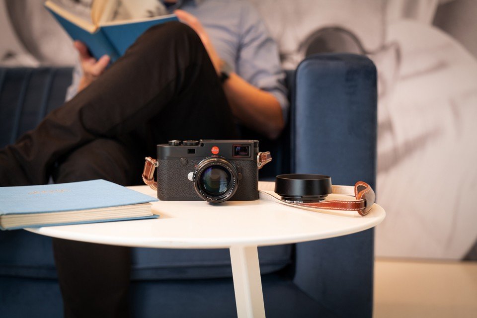 leica-noctilux-m_1_2-50_asph_ambient05_on-table-person-in-distance.jpg