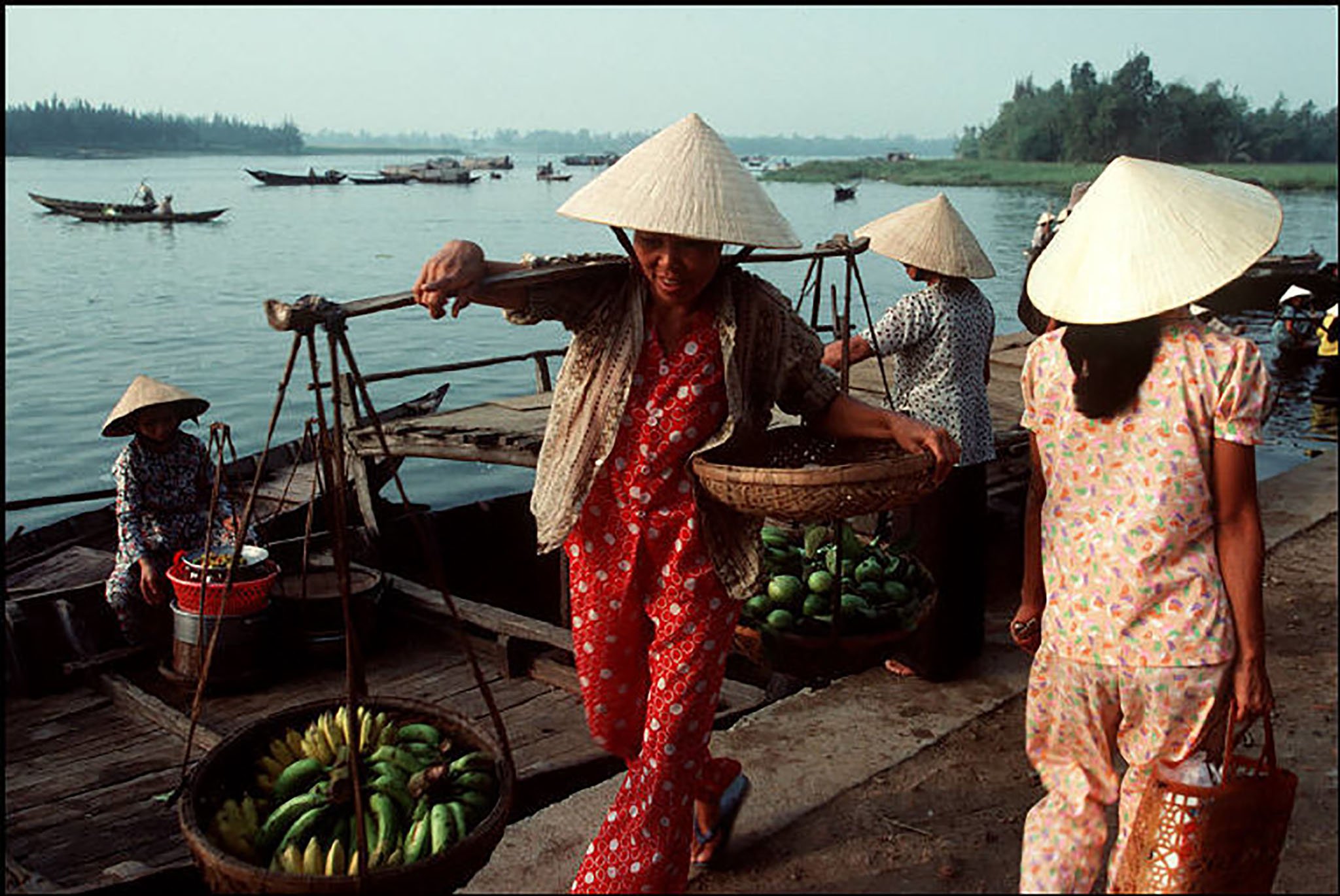 Đang tải 00002bruno-barbey-vietnam-1994-1995.jpg…