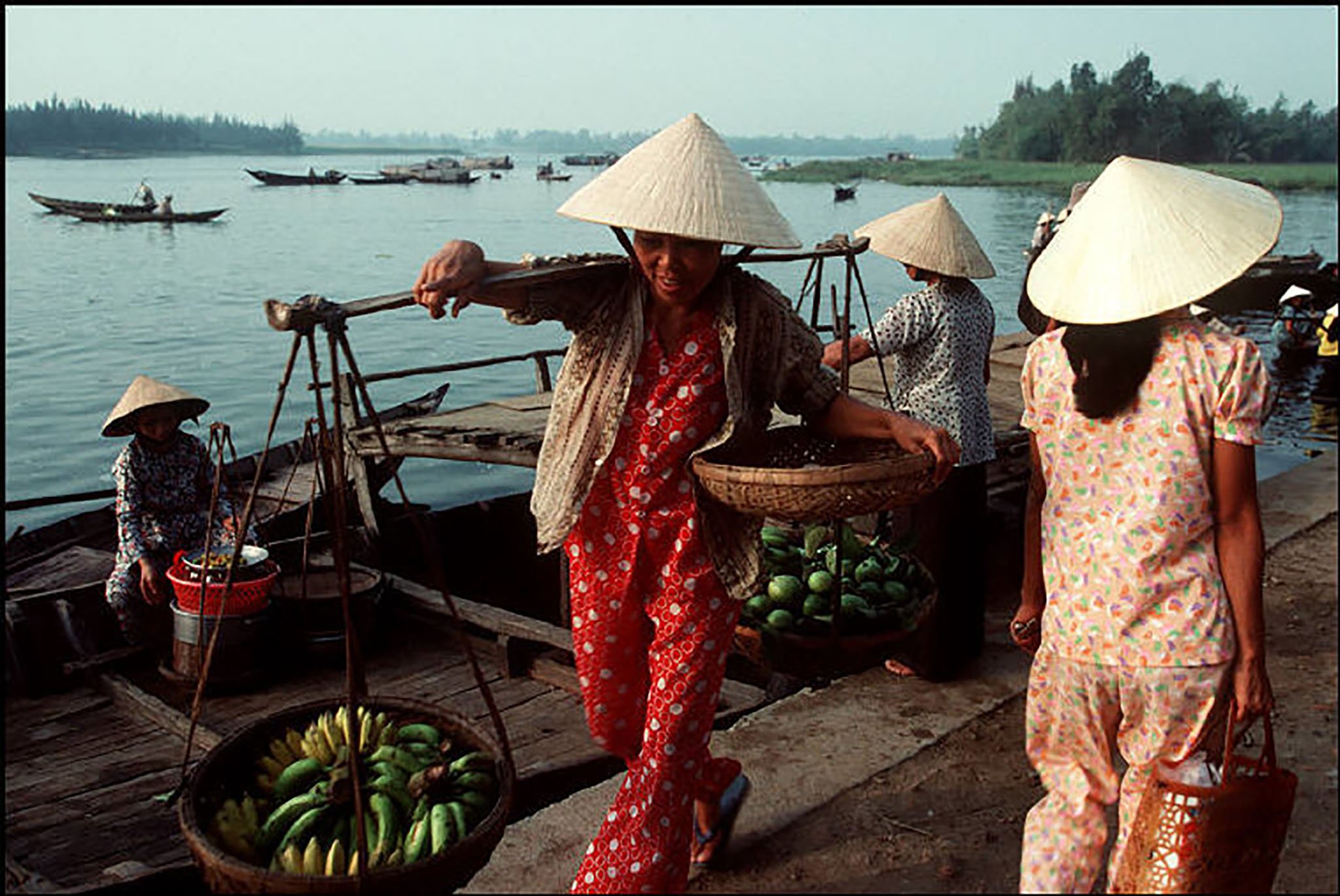 Đang tải 00002bruno-barbey-vietnam-1994-1995.jpg&hellip;