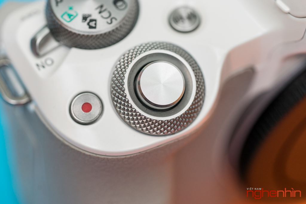 Trên tay máy ảnh không gương lật Canon EOS M50: lấy nét nhanh, quay video 4k ảnh 3