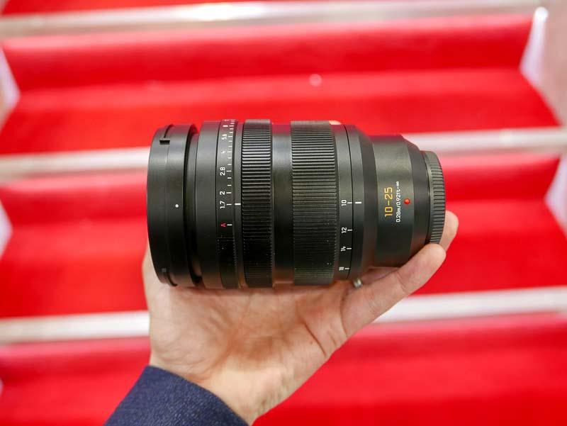 Đang tải Panasonic-Leica-DG-Vario-Summilux-10-25-mm-f1.7-MFT-lens-3.jpg&hellip;