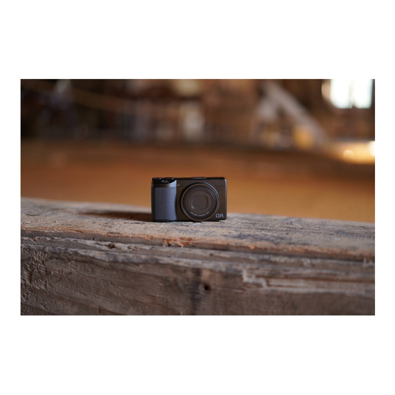 Đang tải Ricoh GR III -01.jpg&hellip;