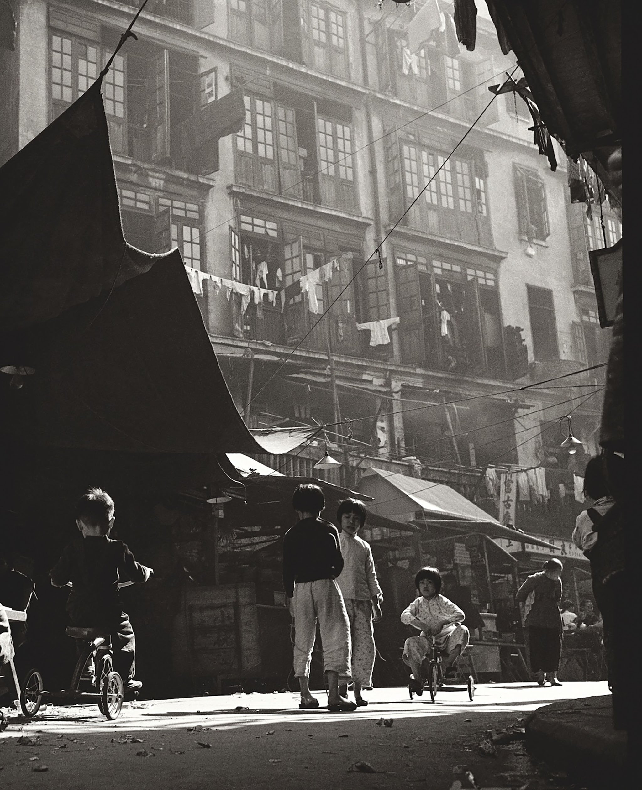 Đang tải Fan-Ho-Age-of-Innocence-in-Sheung-Wan-童趣-Hong-Kong-1950s-and-60s-courtesy-of-Blue-Lotus-Gallery.jpg&hellip;