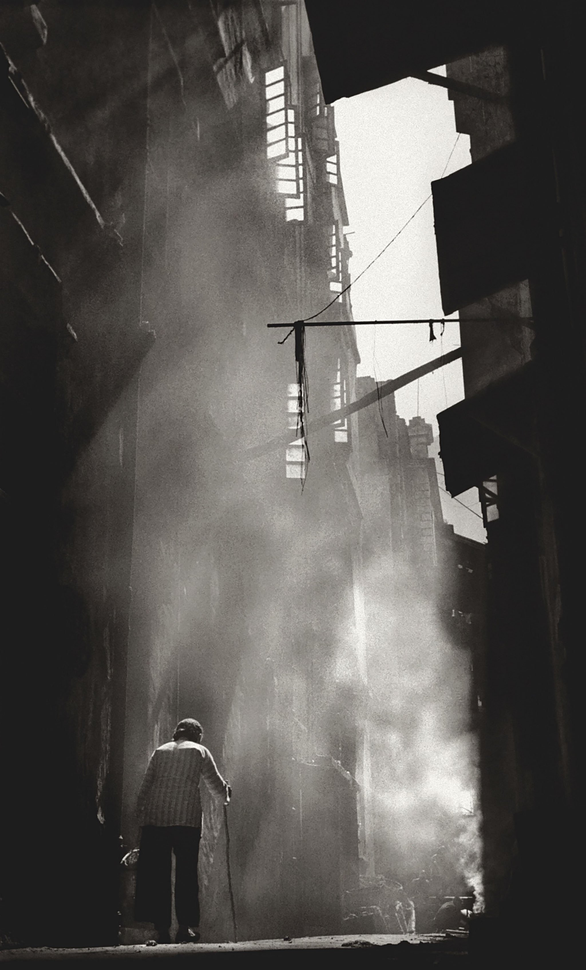 Đang tải Fan-Ho-Mystic-Alley秘巷-Hong-Kong-1950s-and-60s-courtesy-of-Blue-Lotus-Gallery.jpg&hellip;