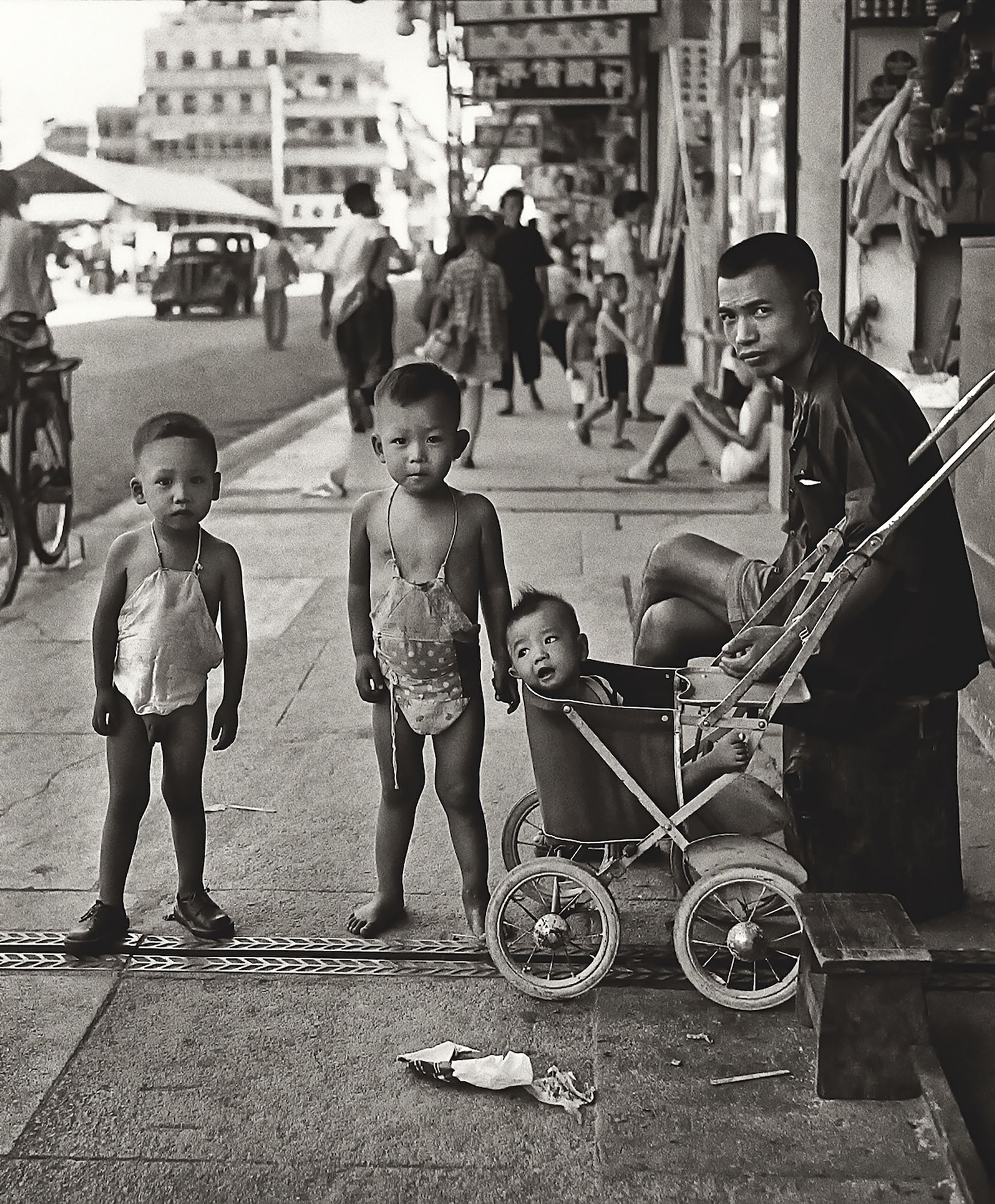 Đang tải Fan-Ho-Waiting-for-Mom媽媽終會回來-Hong-Kong-1950s-and-60s-courtesy-of-Blue-Lotus-Gallery.jpg&hellip;