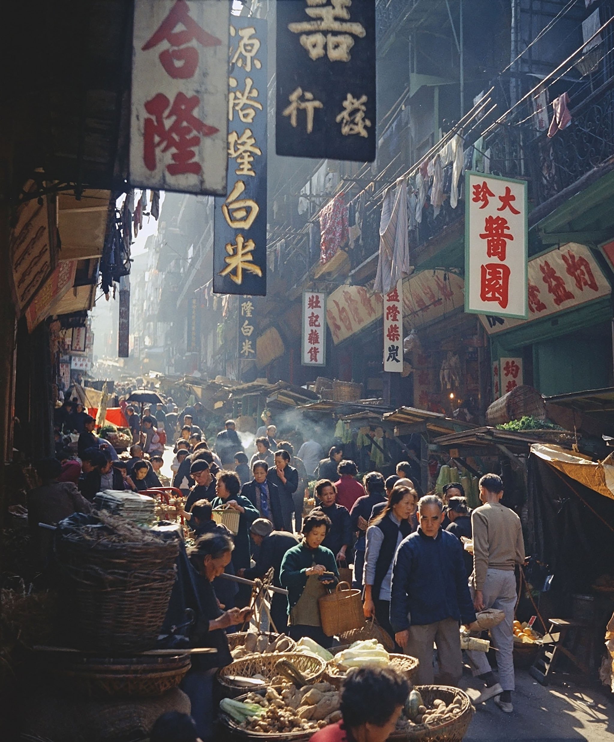 Đang tải Fan-Ho-Market-Promenade開門七件事-Hong-Kong-1950s-and-60s-courtesy-of-Blue-Lotus-Gallery.jpg&hellip;