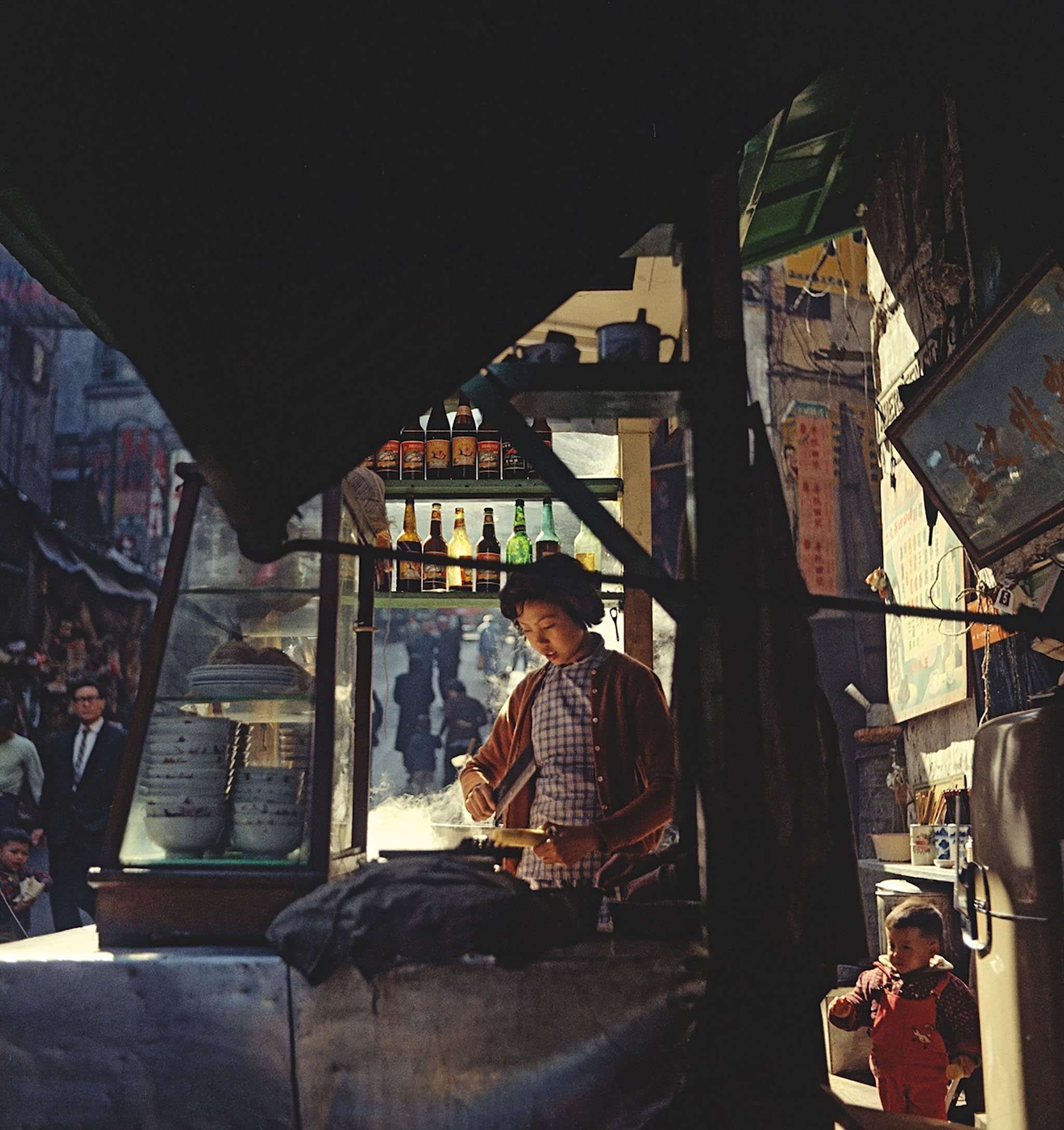 Đang tải Fan-Ho-Moms-Second-Kitchen媽媽我餓了-Hong-Kong-1950s-and-60s-courtesy-of-Blue-Lotus-Gallery.jpg&hellip;
