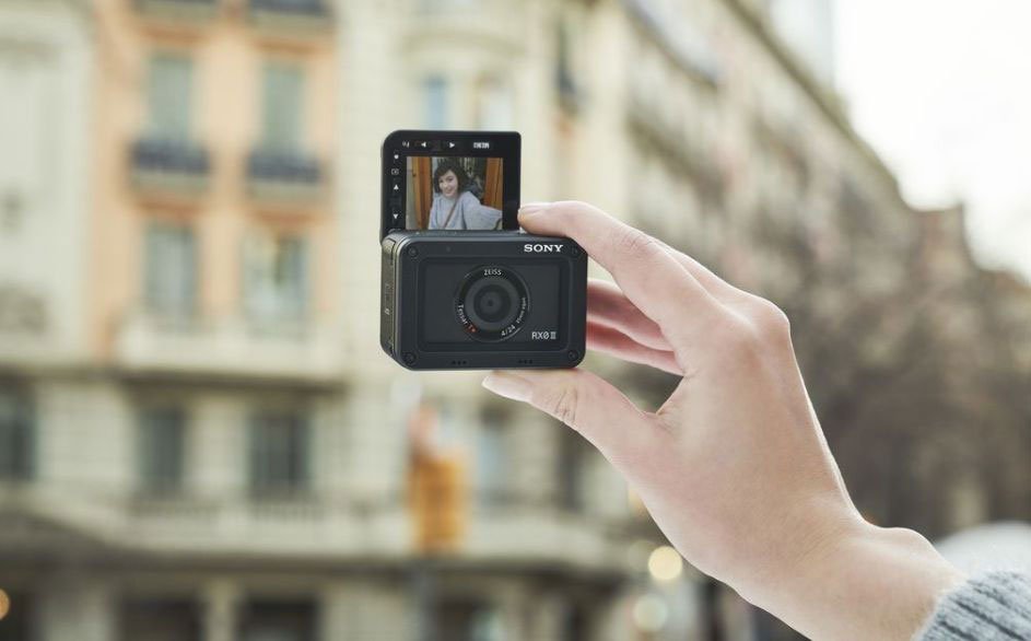 Đang tải sonys-new-rx0-ii-action-camera-has-a-flip-up-screen-for-700.jpg&hellip;