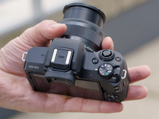 EOS M50 là mẫu máy ảnh mirrorless đầu tiên của Canon có khả năng quay video 4K