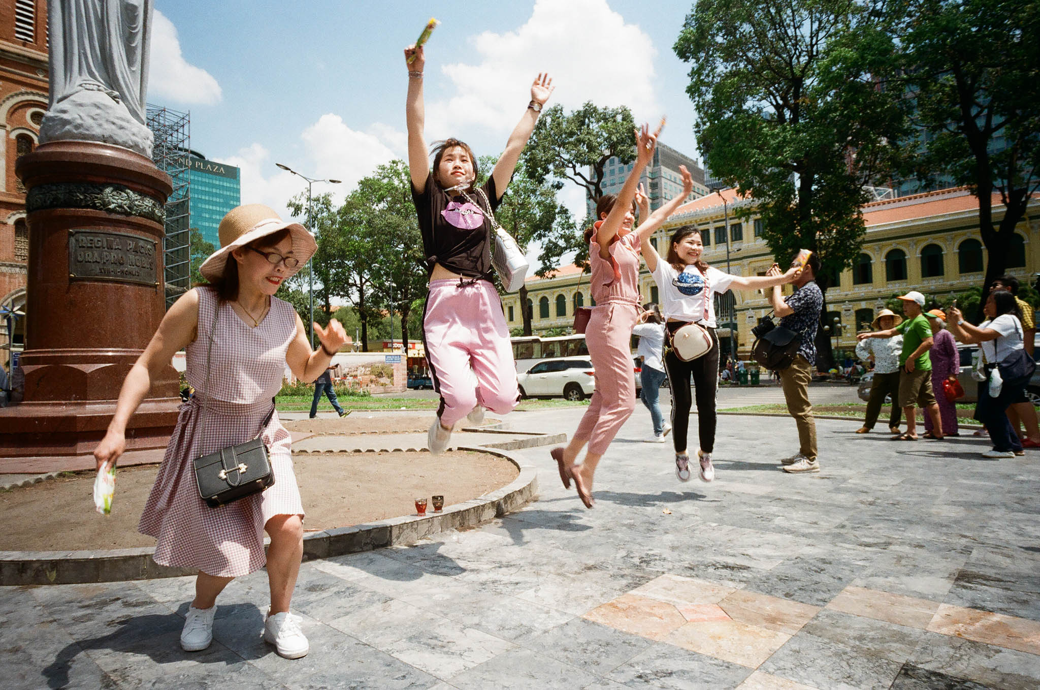 Đang tải 00003chupanhvuilam.jpg&hellip;