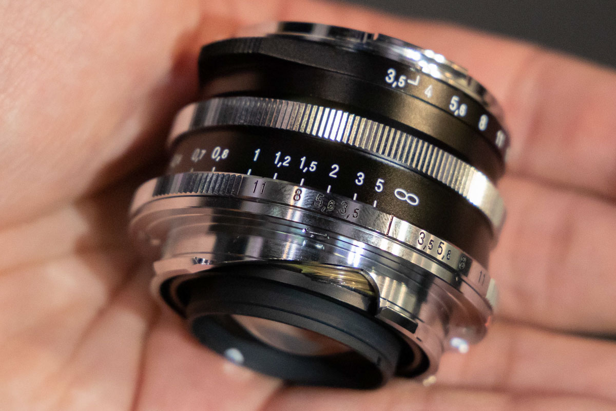 Đang tải Voigtländer-Color-Skopar-21mm-f3.5-lens-for-Leica-M-mount2.jpg&hellip;