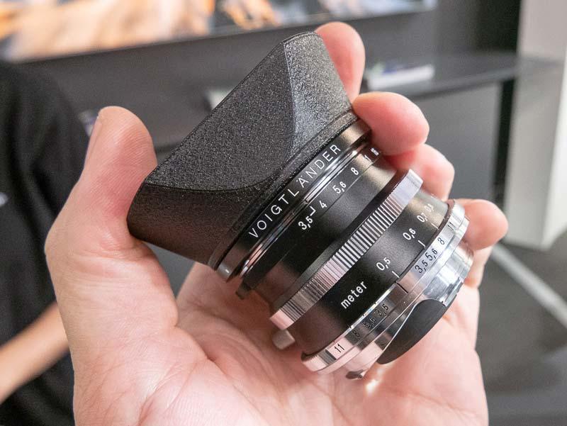 Đang tải Voigtländer-Color-Skopar-21mm-f3.5-lens-for-Leica-M-mount2-1.jpg&hellip;