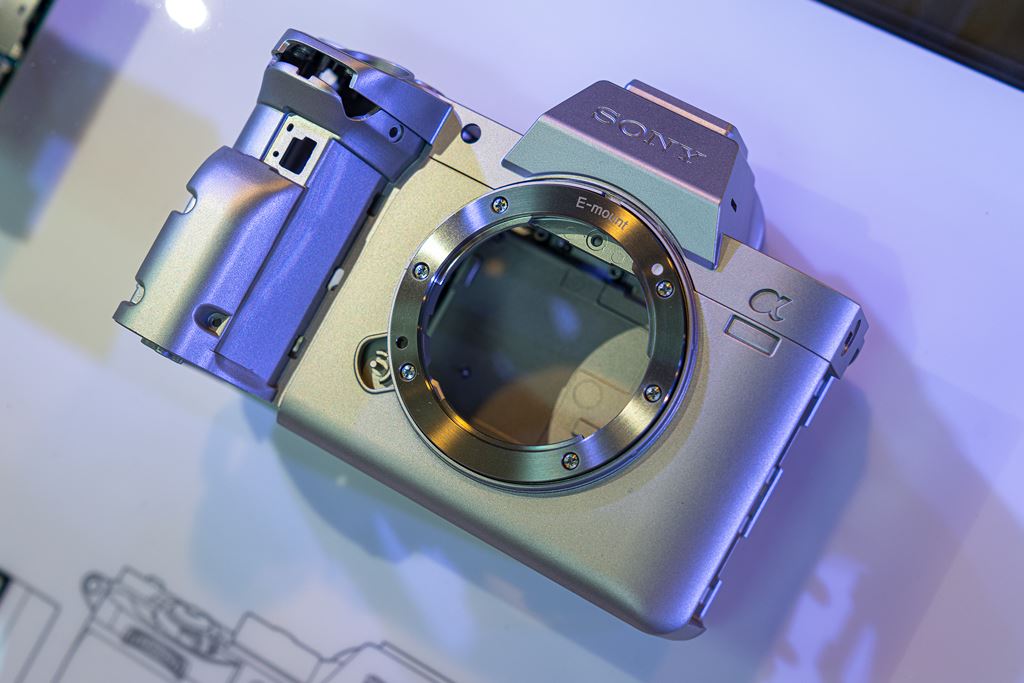 Cận cảnh Sony A7R IV: đầm tay, nhanh và mạnh hơn ảnh 12